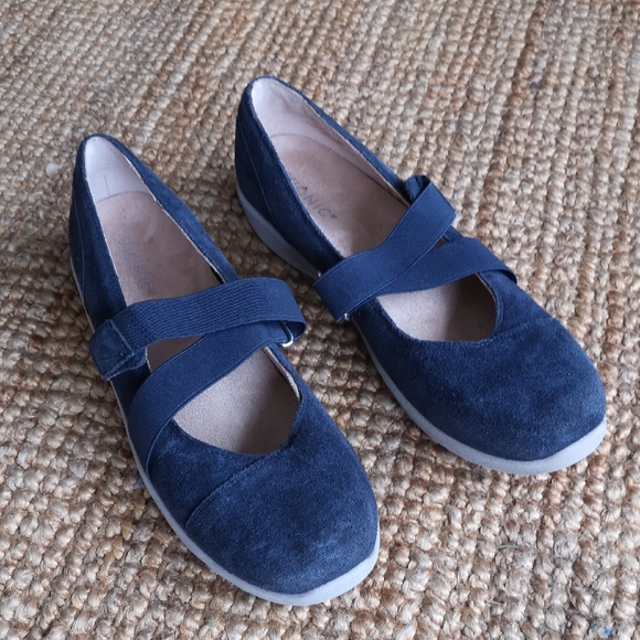 Vionic blue suede flats - Picture 2 of 13